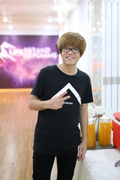 Bùi Anh Tuấn - tình nhân âm nhạc của nữ ca sỹ Dương Hoàng Yến xuất hiện lẻ bóng.