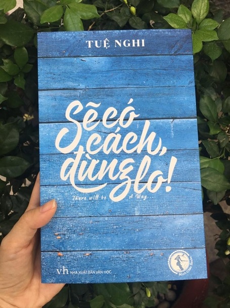 “Có cách nào để đàn ông hết ngoại tình?” - 4 Chọn gam màu xanh cho bìa sách mới thay vì bìa tối của cuốn Luật ngầm, Tuệ Nghi mong muốn mở ra một trang đời lạc quan hơn.