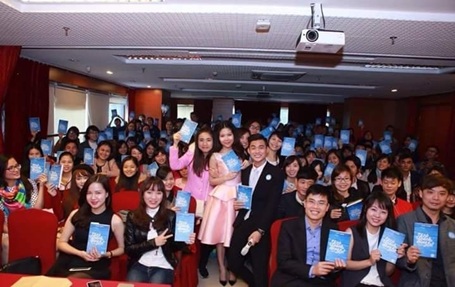 “Có cách nào để đàn ông hết ngoại tình?” - 1 Hàng trăm bạn trẻ tham dự buổi họp báo ra mắt sách của nhà văn trẻ Tuệ Nghi tại Hà Nội.