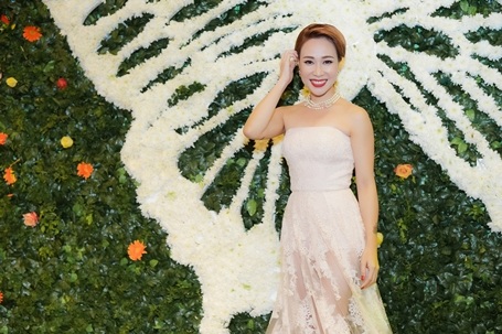 Uyên Linh được người yêu công khai ôm eo tình tứ - 1 Uyên Linh chọn một thiết kế xuyên thấu.