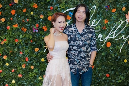 Uyên Linh được người yêu công khai ôm eo tình tứ - 2 Uyên Linh được bạn trai Dũng Đà Lạt tình tứ ôm eo. Đêm Valentine 14/2/2015, cây guitarist lãng tử lần đầu công khai đăng hai tấm ảnh thân mật cùng quán quân Vietnam Idol 2010 lên trang cá nhân, không kèm chú thích nào như một cách ngầm công khai mối quan hệ của cả hai.