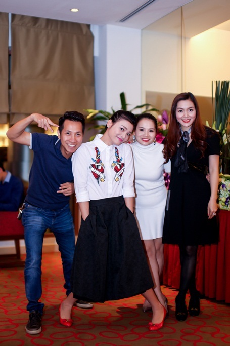 "Sao mai" Phương Thảo tưng bừng đón sinh nhật sau khi nhận danh hiệu NSƯT - 1
Phạm Phương Thảo cùng những nghệ sỹ thân thiết trong ngày sinh nhật mình.