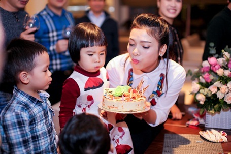 "Sao mai" Phương Thảo tưng bừng đón sinh nhật sau khi nhận danh hiệu NSƯT - 9 Phạm Phương Thảo thổi nến cùng cháu gái. Niềm vui sinh nhật nhân đôi khi cô được phong tặng danh hiệu NSƯT.