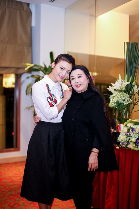 "Sao mai" Phương Thảo tưng bừng đón sinh nhật sau khi nhận danh hiệu NSƯT - 2
Phạm Thanh Thảo cùng NSND Thu Hiền