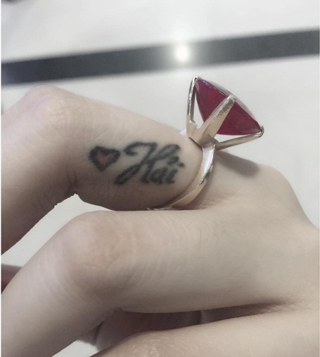 Miu Lê: Từ tuổi thơ khốn khó đến hiện tượng phòng vé - 1 Miu Lê xăm tên người yêu trên ngón tay.