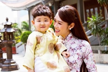 Diệp Bảo Ngọc chúc phúc chồng cũ trước nghi vấn hẹn hò Hải Băng - 1 Diệp Bảo Ngọc và con trai đầu lòng của cô với diễn viên Thành Đạt.