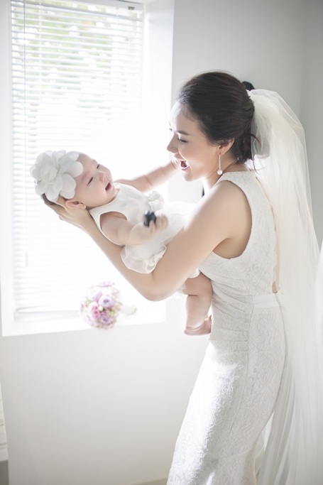 Tiểu công chúa nhà Trang Nhung cười tít trước biển cùng ba mẹ - 11