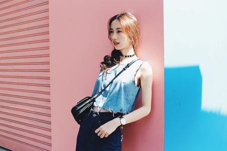
Chia sẻ vài cách phối đồ denim với nhau, Jun Vũ cho biết cô bạn chọn lựa các sắc độ đậm nhạt khác nhau cho từng món đồ jeans để tạo nên một tổng thể hài hoà và mới mẻ.
