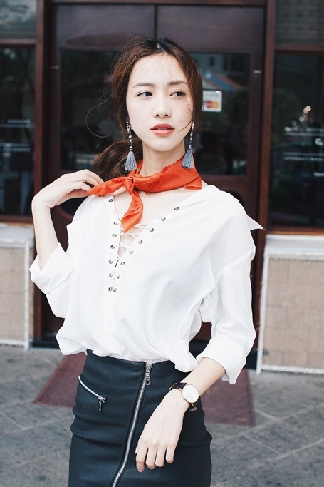 Sử dụng tông trắng – đen cơ bản, Jun Vũ không quên nhấn nhá cho bộ trang phục bằng các phụ kiện.