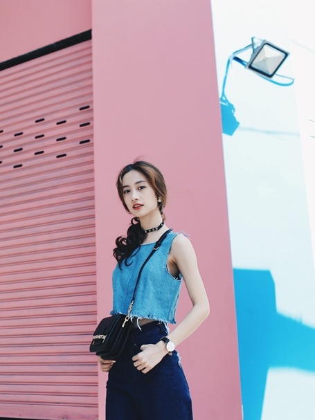 Với mẫu thiết kế croptop thắt dây mới mẻ lạ mắt kết hợp cùng trào lưu jeans ống loe mới quay trở lại từ những năm thập niên 70, Jun Vũ trông trẻ trung và năng động đúng tuổi nhưng vẫn khoe được những đường nét của cơ thể.