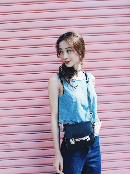 Jun Vũ khéo léo kết hợp đồ jeans theo style “denim-on-denim”.