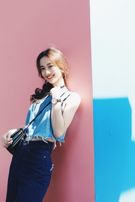 Ngoài ra việc kết hợp với các phụ kiện như túi xách, vòng cổ choker, đồng hồ,… giúp bộ trang phục thêm nét cá tính mà không khô cứng.