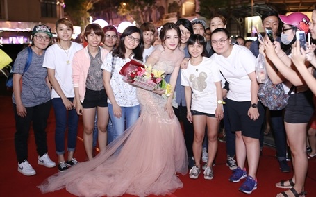 Đây là bất ngờ lớn với nữ diễn viên sinh năm 1993 sau một năm miệt mài cống hiến cho nghệ thuật. Chi Pu được nhiều fan tới chúc mừng.