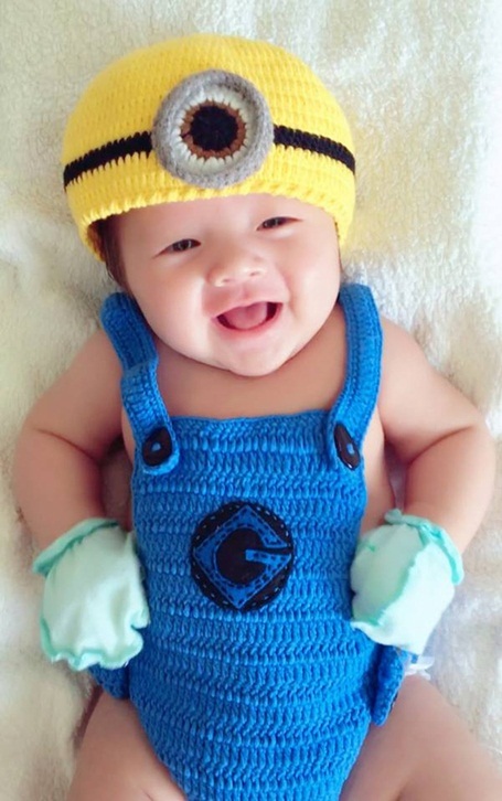 Những tiểu thiên thần mới của showbiz Việt - 3
Mới đây nhất, hình ảnh Alfie trong trang phục Minion vui nhộn cùng những biểu cảm siêu đáng yêu khiến fan của cậu nhóc gần như phát cuồng. Khuôn mặt và nụ cười của Alfie được cho là giống y đúc chị hai Cadie. Alfie Túc Mạch được mẹ chia sẻ loạt ảnh mới cùng dòng trạng thái dễ thương: Minion Alfie tìm đồng bọn. Gần đây khi tổ chức đi quậy ở khu vực Trái đất, Minion Alfie do quá phấn khích đã sơ ý lạc bầy. Cô chú nào biết thông tin về đồng bọn của em ấy, nhớ báo cho họ gửi đĩa bay xuống đón em ấy về nhé. Người đăng tin: Bà bán mì trong khu phố, cô viết.
