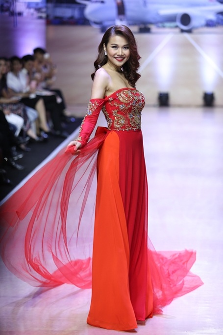 Thiết kế cách điệu giúp cô khoe trọn bờ vai.