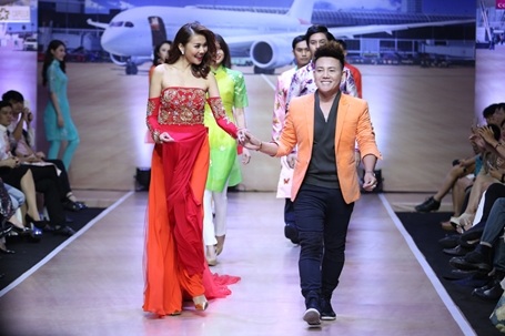 Với kinh nghiệm nhiều năm đi diễn, Thanh Hằng được nhiều nhà thiết kế ưu ái ở vị trí vedette các show diễn.