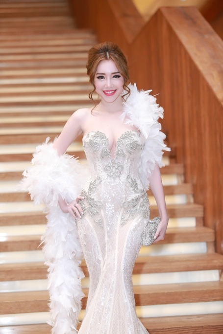 Elly Trần diện váy xẻ cao quá đùi tại Đà Nẵng - Ngôi sao