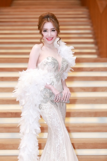 Elly Trần và bí quyết lấy lại vóc dáng gợi cảm siêu tốc - 12
Với lối sống lành mạnh, Elly Trần sở hữu thân hình thon gọn hơn cùng một thể trạng tốt, tinh thần thoải mái. Thật khó tin, người đẹp mới sinh con thứ hai cách đây vài tháng!