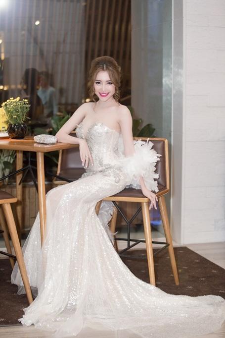 Elly Trần và bí quyết lấy lại vóc dáng gợi cảm siêu tốc - 8
Người đẹp chia sẻ, cô duy trì việc tập thể dục và yoga thường xuyên mỗi khi có thời gian rảnh rỗi.