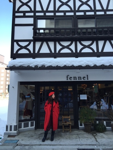 Áo dạ đỏ mang lại cảm giác ấm áp kết hợp cùng mũ nồi đỏ đồng bộ.