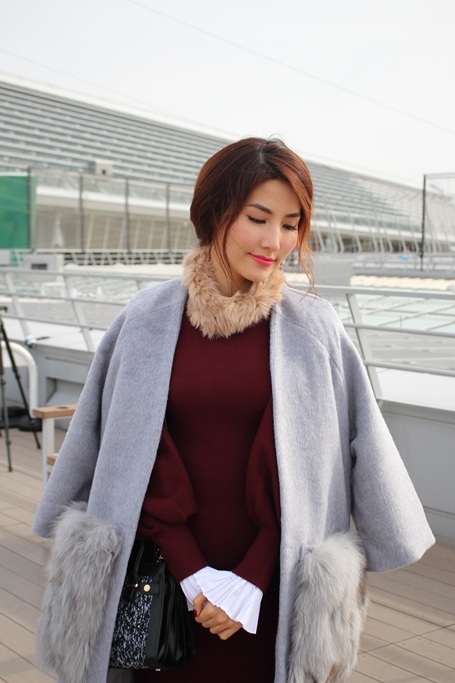 Áo khoác dạ pha lông màu lông chuột đang là gam màu thời thượng của mùa đông năm nay.