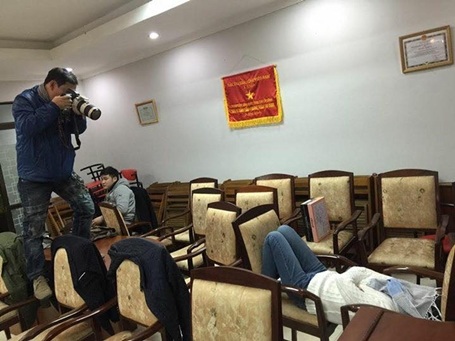 Hài hước khi xem Vân Dung cưỡi heo lên chầu trời - 4 Hình ảnh Vân Dung tranh thủ chợp mắt ngay tại nơi tập luyện nhanh chóng bị chụp lại để dìm hàng.