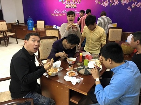 Hài hước khi xem Vân Dung cưỡi heo lên chầu trời - 1 Các nghệ sỹ thường xuyên phải tập luyện xuyên đêm nên chỉ có một khoảng thời ngắn để tranh thủ ăn lót dạ.