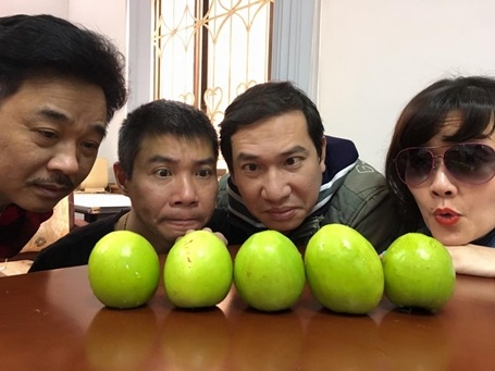 Hài hước khi xem Vân Dung cưỡi heo lên chầu trời - 3 Ái chà chà... 5 quả chia 4 bạn... chia thế nào nhỉ?, Vân Dung viết.