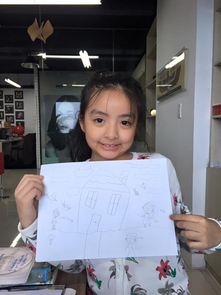 Bông rất thích vẽ, chỉ cần có giấy, bút là ở đâu cũng có thể sáng tác.