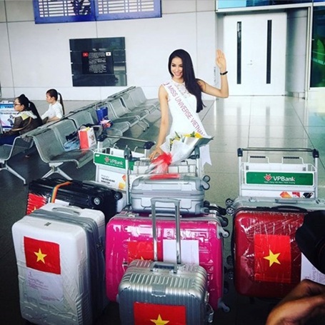 Hút mắt với "gout" thời trang sân bay tinh tế của Phạm Hương - 4 Do thường xuyên phải di chuyển nên Phạm Hương hình thành thói quen sắp xếp hành lí rất nhanh chóng, khoa học.