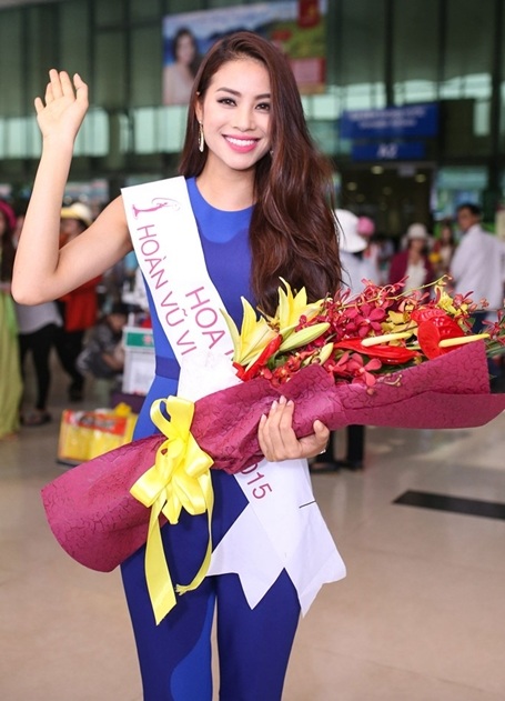 Hút mắt với "gout" thời trang sân bay tinh tế của Phạm Hương - 6 Trong nhiều trường hợp, nếu thời gian quá gấp rút, Phạm Hương sẽ make-up kĩ lưỡng hơn và chuẩn bị trang phục phù hợp để khi bước từ sân bay ra cô có thể đi dự sự kiện liền sau đó.