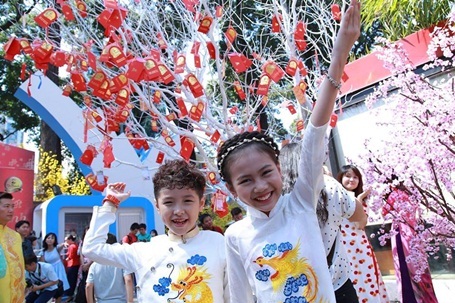 
Trong năm mới, để đảm bảo việc học của Bảo An, gia đình chỉ cho bé đi diễn vào dịp cuối tuần và đi đóng phim vào kỳ nghỉ hè để bé có cơ hội cọ xát nghệ thuật. Một album mới được đầu tư công phú của cô bé sẽ được giới thiệu tới khán giả.
