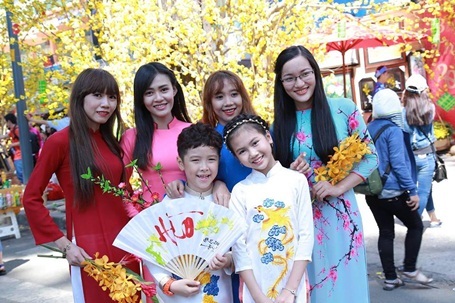 Song song với đó, bé cũng hát những ca khúc về cha mẹ, gia đình, tình yêu quê hương đất nước, những bài hát nói nhiều về số phận con người, mang tính cộng đồng cao,…