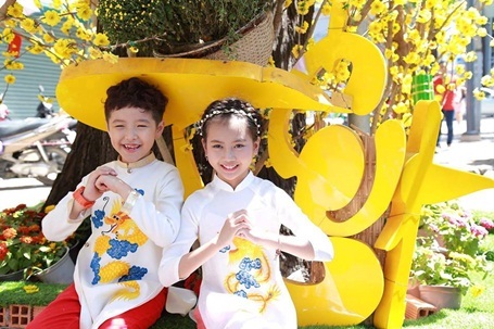 Trên Youtube, cô bé có rất nhiều MV đạt thành thích khủng như: “Bé chút chít” trên 90 triệu, “Xúc sắc xúc sẻ” trên 80 triệu lượt, “Mẹ ơi tại sao” trên 70 triệu lượt.