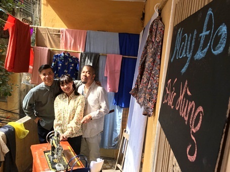 Đinh Mạnh Ninh và Khánh Linh đồng hành cùng NTK Đức Hùng trong chương trình.