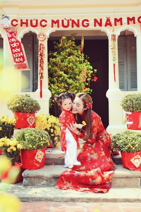 Elly Trần chia sẻ, khi đi sự kiện hoặc đi chụp hình, để đáp ứng công việc, cô vẫn có thể xinh xắn hồn nhiên như một cô gái mới lớn, nhưng khi về tới nhà không nề hà vất vả, trốn tránh trách nhiệm của một người mẹ mà sẵn sàng túm tóc, xắn áo lên cọ rửa sàn nhà, giặt tay quần áo cho con. Kể từ khi làm mẹ, Elly Trần rất quý trọng những lúc được ở bên hai con, khi đó cô cảm thấy thời gian trôi qua qua thú vị và đầy ý nghĩa. Cô thường xuyên đăng tải loạt khoảnh khắc đáng yêu của hai nhóc tỳ trên trang cá nhân. Elly chia sẻ, dù còn mới hơn một tuổi nhưng bé Cadie đã biết quan tâm, chăm sóc em trai khiến Elly vô cùng hạnh phúc.