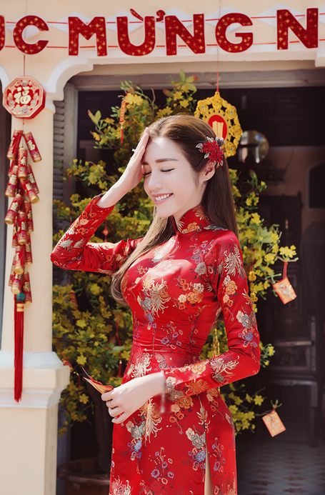 Nếu Elly thường gây ấn tượng trong những bộ cánh mang phong cách hiện đại, gợi cảm, thì trong bộ ảnh này, người đẹp quyết định khoe sắc trong trang phục truyền thống của dân tộc nhân dịp Tết đến Xuân về.