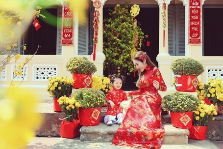 Đặc biệt, đây là bộ ảnh Tết đầu tiên mà Elly Trần đưa con gái - bé Cadie Mộc Trà chụp cùng.