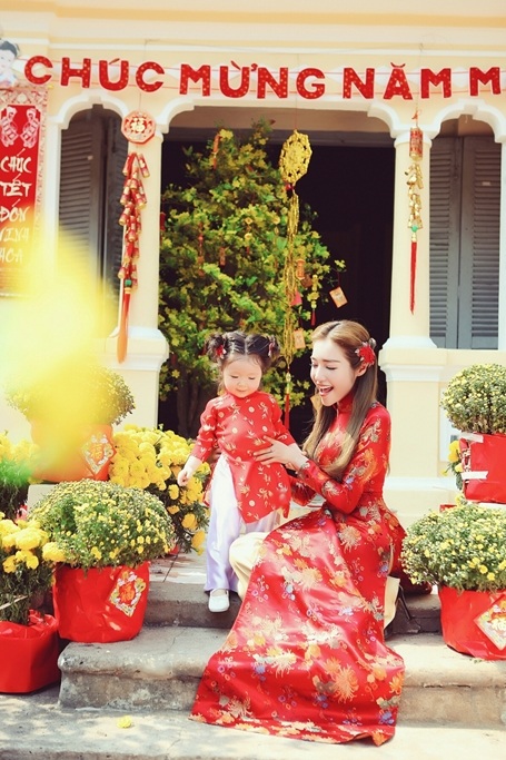 Được thực hiện với bối cảnh một ngôi nhà cổ trang trí đậm phong vị Tết cổ truyền, bộ ảnh mang đến không khí ấm áp và tình cảm yêu thương giữa hai mẹ con Elly - Cadie.