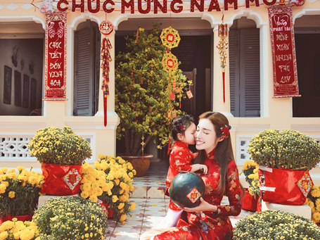 Trong suốt quá trình chụp ảnh, Elly Trần không quên chăm sóc, quan tâm đong đầy tình cảm cho bé Cadie. Cô tự tay chỉnh trang quần áo cho con và chơi đùa để bé có tâm trạng thoải mái, vui vẻ. Còn Cadie cũng liên tục thơm má mẹ.