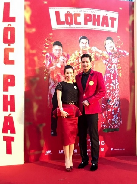Vợ chồng Bình Minh tay trong tay trong lễ công chiếu phim Lộc Phát mà Bình Minh tham gia diễn xuất.