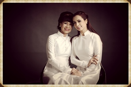 Đại gia đình Thúy Hằng, Thúy Hạnh đoàn viên trong Tết xưa - 14 Nhân dịp Tết Nguyên Đán Bính Thân, đại gia đình đã được phục dựng bộ ảnh theo phong cách Tết xưa, giản dị và mộc mạc trong áo dài trắng nhưng vẫn toát nên được vẻ đẹp thanh lịch và trang nhã của người Hà Nội.