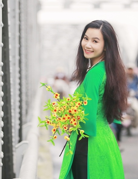 Nữ diễn viên Hoa cỏ may mới đây đã ghi lại những khoảnh khắc đẹp trong tà áo dài thướt tha ở xứ Huế mộng mơ trong dịp đầu xuân.