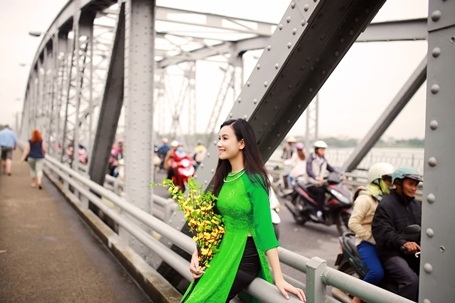 Hỏi vì sao không thấy Lương Giang “khoe” chồng và con như mọi người thì được biết “Giang phân chia rất rõ đâu là mảnh trời riêng và đâu là nơi dành cho nghệ thuật. Có những điều mình “cần phải tiết kiệm” chỉ cho riêng mình thôi”.