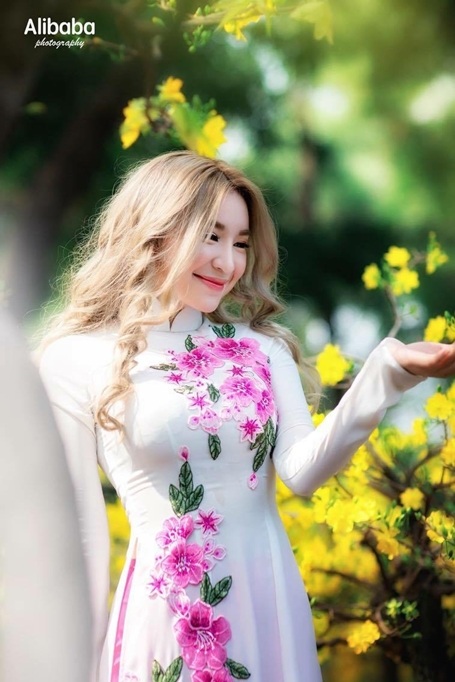 Thiếu nữ Sài Thành lãng mạn dạo phố hoa ngày Xuân - 7