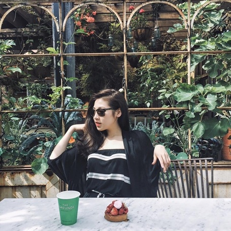 Á hậu Dương Tú Anh du xuân ở trời Tây - 8 Hình ảnh Á hậu ngày càng trưởng thành và quyến rũ hơn.
