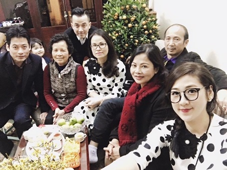 Á hậu Dương Tú Anh du xuân ở trời Tây - 1 Dương Tú Anh ở bên gia đình vào thời khắc giao thừa và mùng 1 Tết để đi chúc Tết người thân, họ hàng.