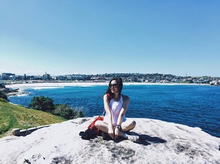 Á hậu Dương Tú Anh du xuân ở trời Tây - 2 Mùng 2 Tết cô lên đường vi vu Australia.