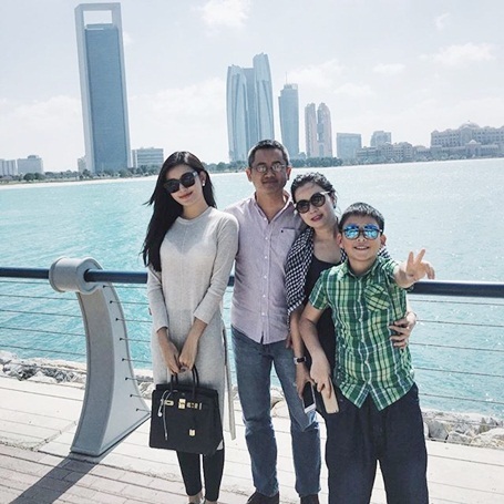 Á hậu Huyền My trải nghiệm cuộc sống đế vương, ăn bánh dát vàng - 1 Huyền My và gia đình đã có chuyến du ngoạn Abu Dhabi và Dubai là hai tiểu vương quốc giàu có và xa xỉ nhất trong số 7 tiểu vương quốc của UAE, cũng là hai trong số các thành phố thu hút du khách nhất thế giới hiện nay.