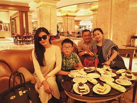 Á hậu Huyền My trải nghiệm cuộc sống đế vương, ăn bánh dát vàng - 4 Sau đó, Á hậu Việt Nam 2014 cùng gia đình đã được thưởng thức bánh ngọt và cafe phủ vàng tại khách sạn 8 sao Emirates Palace, tại Abu Dhabi - nơi từng quay phim Fast & Furious 7.